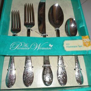 The Pioneer Woman Mazie Flatware Set- 20 pieces-- New in Box--